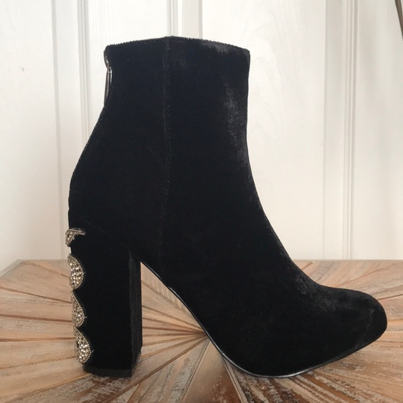 NWT Shoe Dazzle Black Velvet Block Heel Booties - Picture 2 of 9